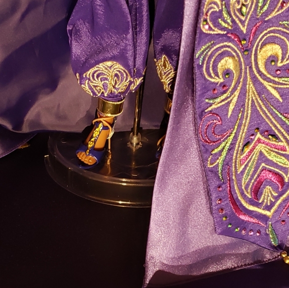 2022 D23 Exclusive 30th Anniversary Aladdin 17" Jasmine Doll with lamp - Picture 6 of 11